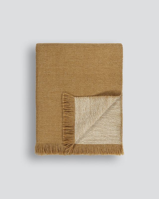 Luxurious toffee-colored Chester throw, 125x150cm, made from 60% wool and 40% recycled polyester for warmth and style.