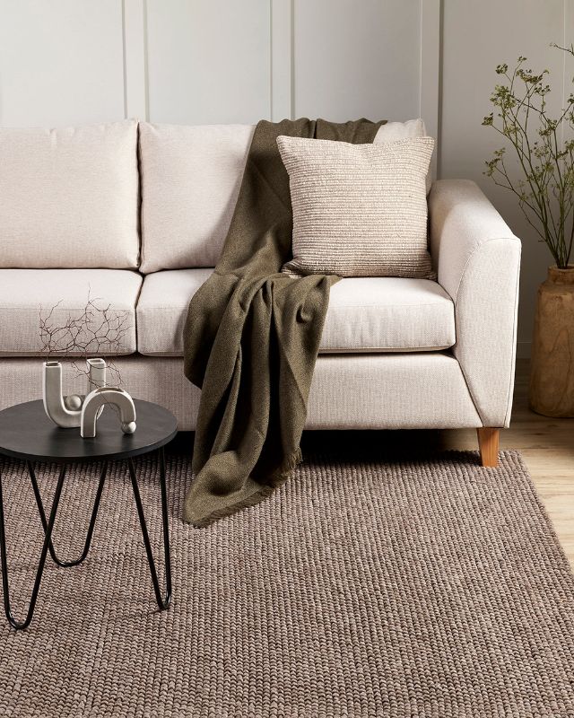 Olive Chester Throw (125x150cm) made of 60% wool and 40% recycled polyester, perfect for cozying up in style.