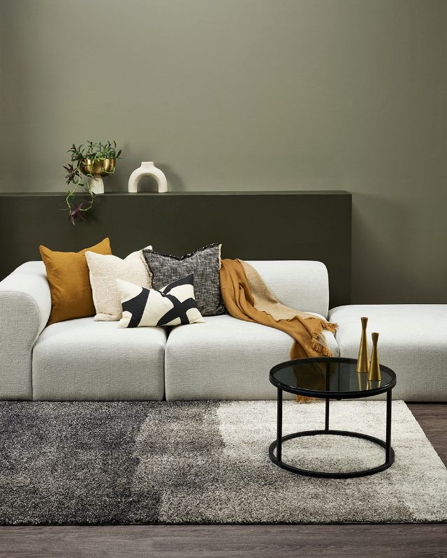 Luxurious olive throw blanket (125x150cm) made of 60% wool, 40% recycled polyester, perfect for cozying up or enhancing decor.