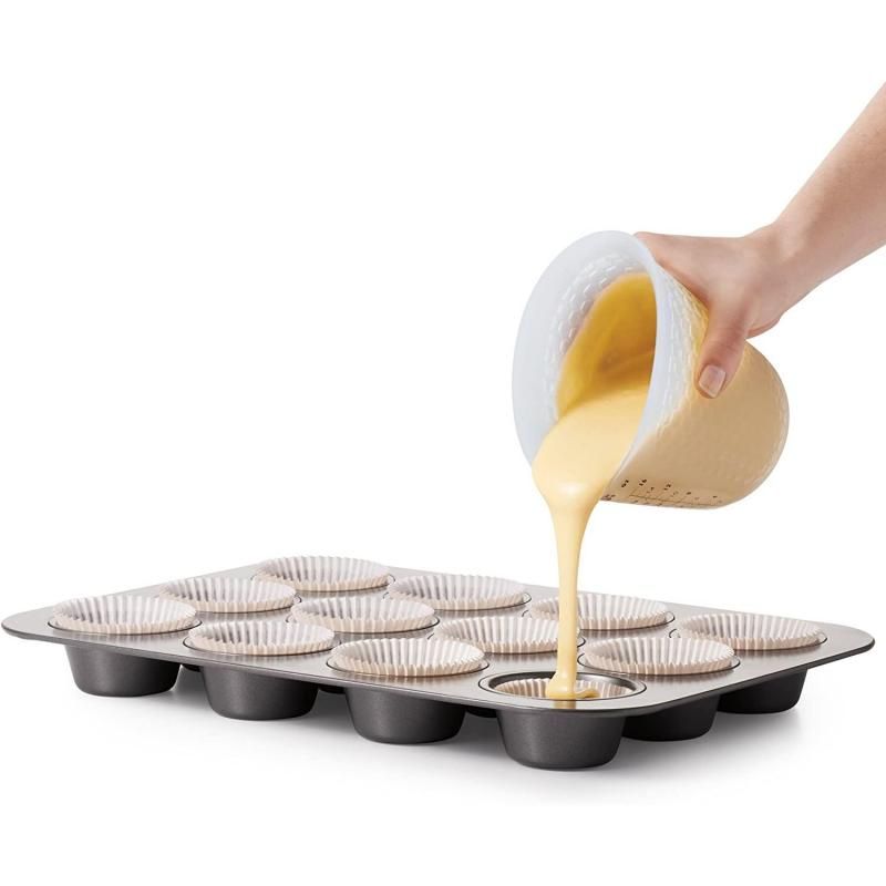 Flexible 2-cup measuring cup with a honeycomb grip, spout for precise pouring, and BPA-free silicone for safe melting.