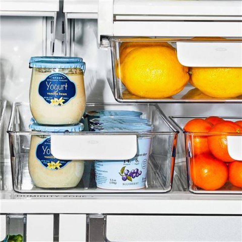 Clear storage bin with rounded handles, ideal for organizing fridge items like yoghurt cups and berries, measuring 15x38x8 cm.