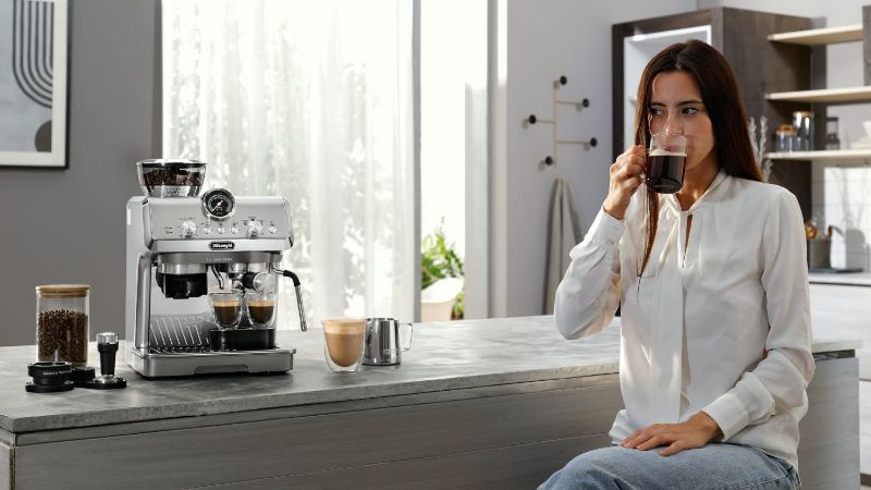 De'Longhi Arte Metal Pro Cold Brew coffee machine in stainless steel, featuring advanced extraction and customizable brewing options.