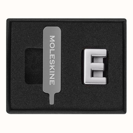 Moleskine Pins E Silver: durable zinc alloy pins for personalizing notebooks with initials or inspiring words.