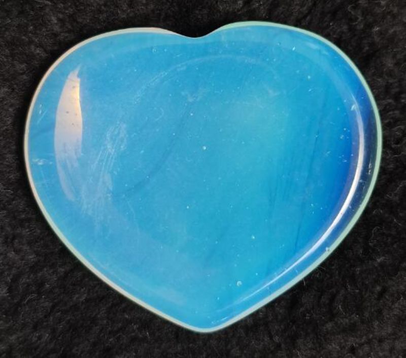 Opalite heart worry stone (4cm) – a soothing tool for anxiety relief, featuring a smooth surface and elegant design.