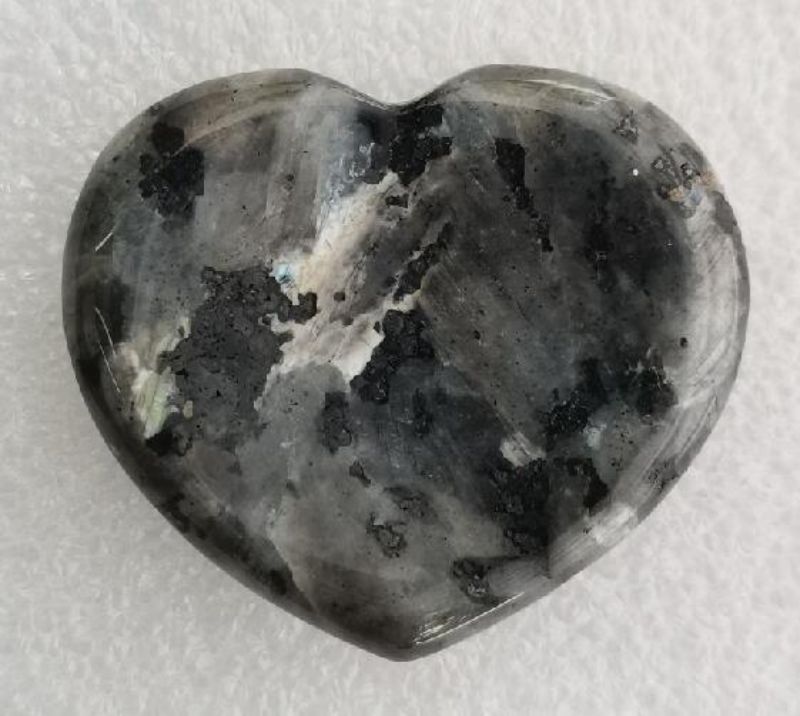 Heart-shaped Labradorite Worry Stone (4cm) with iridescent flash, perfect for stress relief and emotional healing.