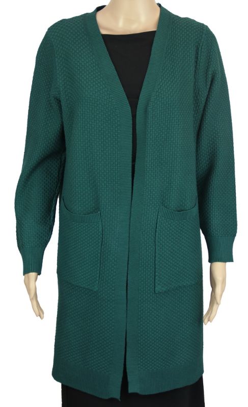 Long teal cape with pockets, 83cm long, stylish outerwear ideal for various occasions, combining elegance and practicality.
