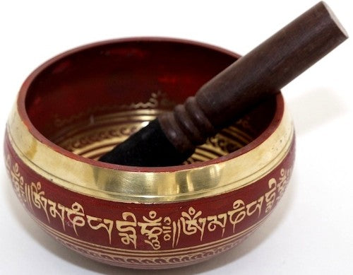 Red Tibetan singing bowl, 12cm diameter, 600g, designed for meditation and relaxation, includes gong, unique patterns enhance decor.