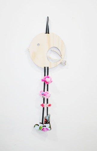 Bird-shaped hair clip holder in pine and pink rose MDF, 160 mm diameter, for charming and organized accessory storage.