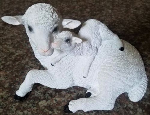 Charming sheep and lamb ornament, 12x9CM, perfect for farmhouse decor and adding a cozy, rustic touch to any space.