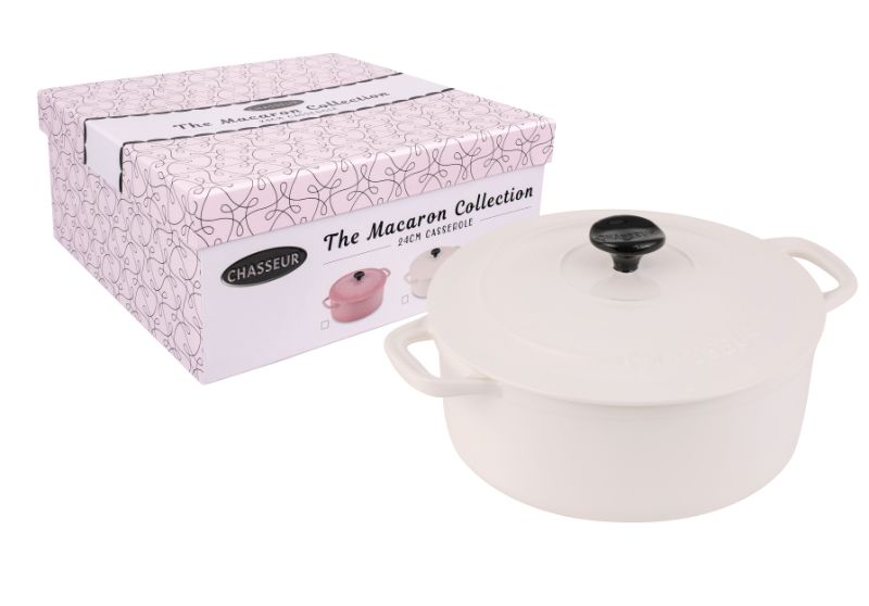 Elegant 24cm antique cream casserole from Chasseur’s Macaron Collection, perfect for baking and serving stylish meals.