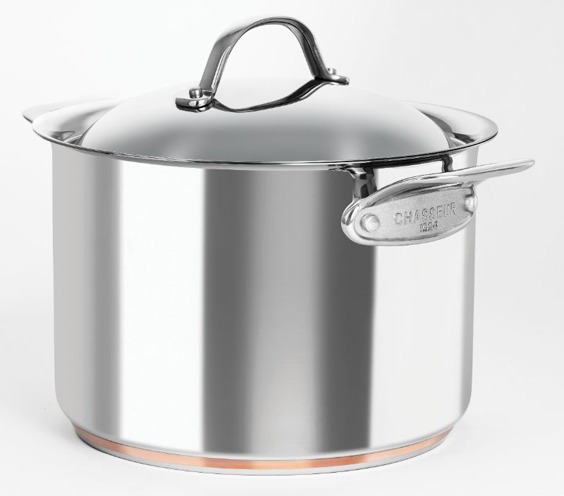 Copper-core stock pot with lid, 7.6L capacity, stainless steel exterior, perfect for soups and stocks in any kitchen.