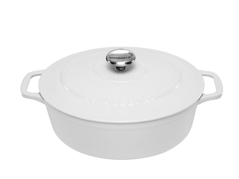 Oval French Oven in Brillant White, 27cm, 3.6L; cast iron, self-basting lid, ideal for family meals, oven-safe, elegant and sustainable.