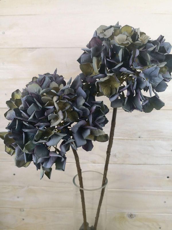 Artificial blue hydrangea stem with a dry look, perfect for elegant decor and low-maintenance floral arrangements.
