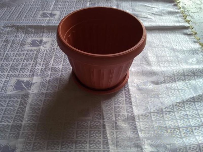 Set of 12 stylish 21cm flower pots, perfect for indoor/outdoor plants with excellent drainage and stackable design.