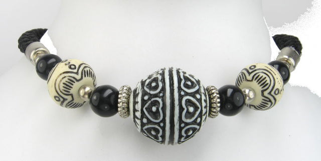 Choker Necklace in black and white, stylish accessory for any outfit, adjustable for comfort and bold elegance.