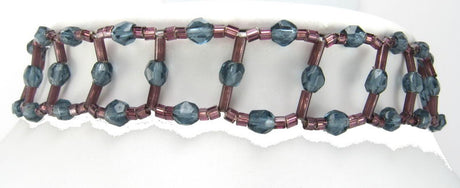 Choker necklace with a beaded square pattern, combining elegance and modernity for versatile styling.