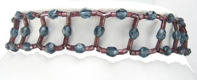 Choker necklace with a beaded square pattern, combining elegance and modernity for versatile styling.