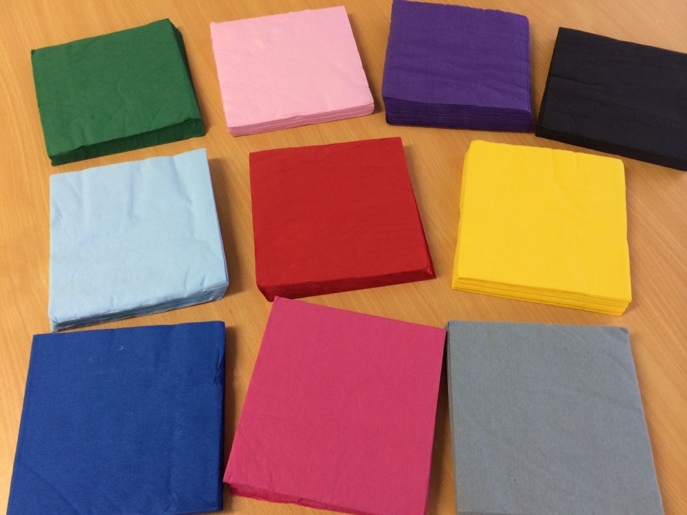 Vibrant red paper napkins in a pack of 20, measuring 33 x 33 cm, perfect for stylish dining and easy cleanup.