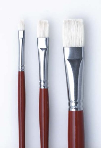 Professional hog bristle artist brush with a long wooden handle, ideal for oil painting and precise brush strokes.