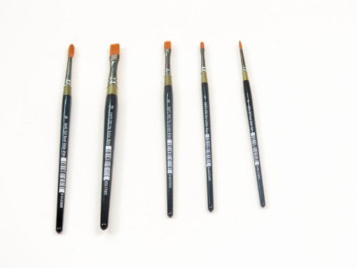 Golden nylon round brush #12 for artists, perfect for fine details and broad strokes in various painting techniques.