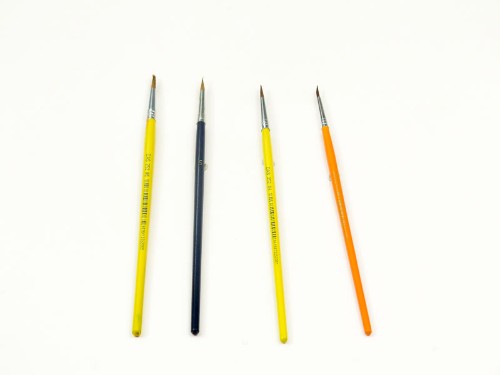 Maries 252 Brush No.11 features a short handle and natural hair, perfect for precision painting and detailed artwork.