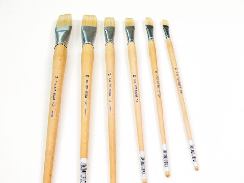 DASS150 Hog Bristle L/H Flat #0 artist brush with natural handle, perfect for detailed strokes and blending in various paints.