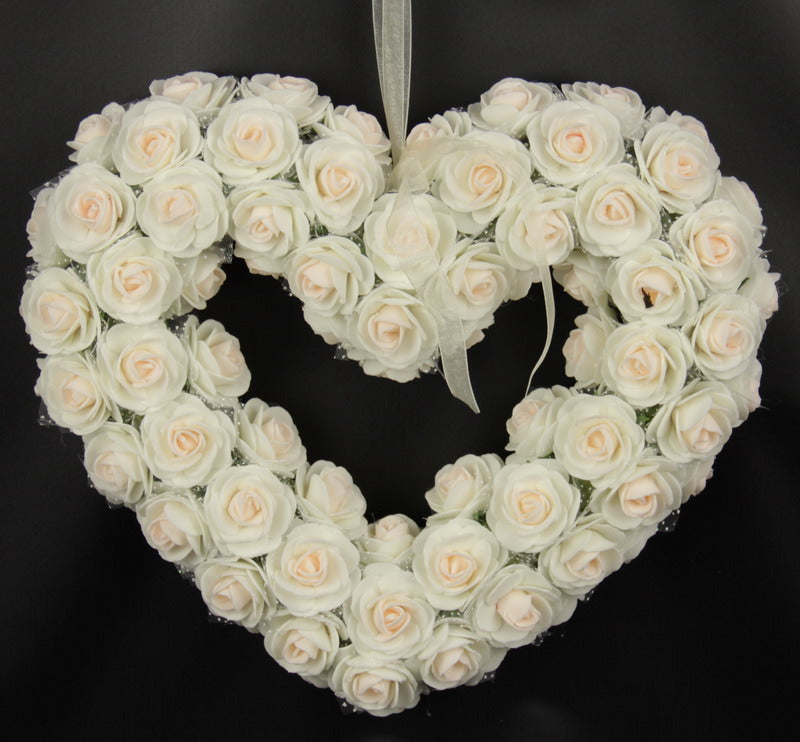 Large pink artificial rose heart wreath measuring 27 x 32 x 5 cm, perfect for romantic home decor and special occasions.