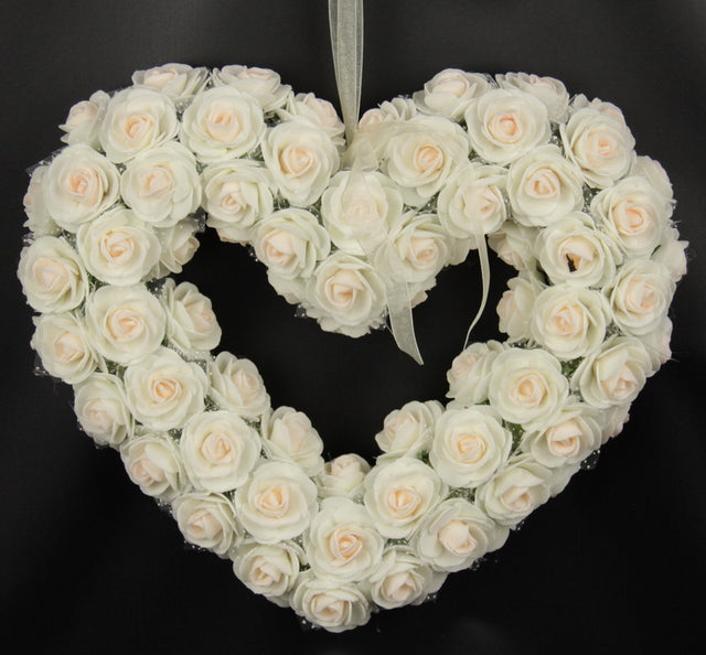 Large pink artificial rose heart wreath measuring 27 x 32 x 5 cm, perfect for romantic home decor and special occasions.