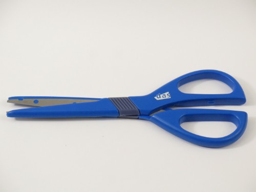 Kids scissors with rounded tips and synchro safety mechanism, perfect for safe cutting in arts and crafts.