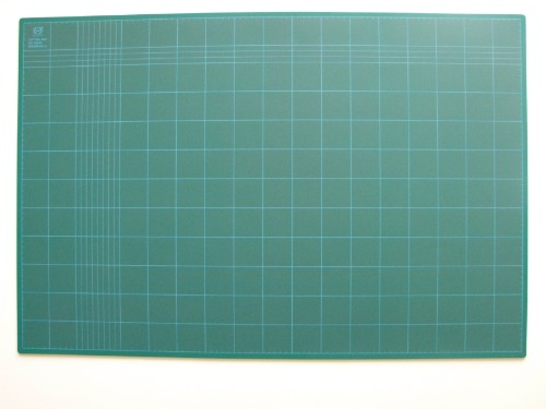 Large green 900x600 cutting mat, 3mm thick, self-healing surface for precise cutting in art, sewing, and scrapbooking.