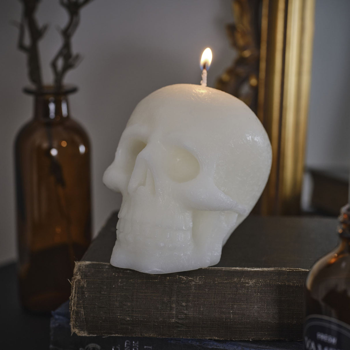 White skull-shaped candle (11cm) for Halloween, blending elegance and spookiness in an eco-friendly design.