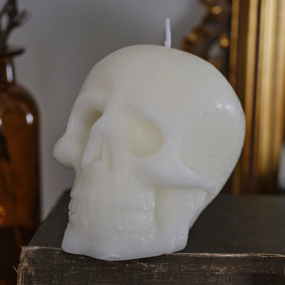 White skull-shaped candle (11cm) for Halloween, eco-friendly, perfect for table or mantelpiece décor.