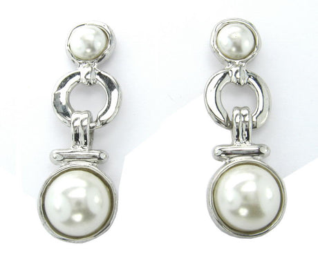 Elegant freshwater pearl earrings with simple hooks, perfect for both casual and formal occasions.