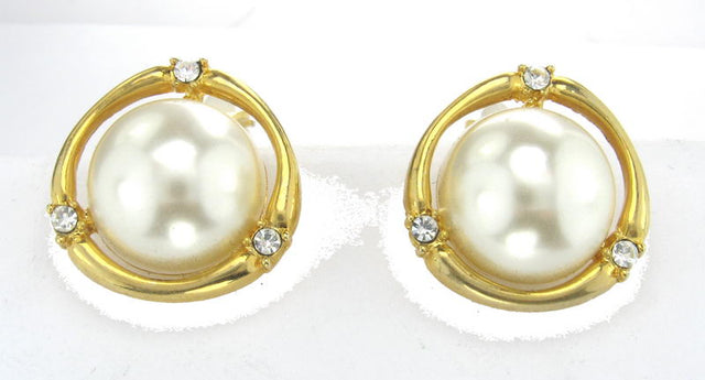 Elegant gold and rhodium earrings featuring lustrous pearls, perfect for any occasion with a timeless and modern design.