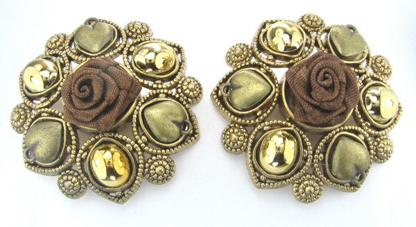 Stylish gold earrings designed for elegance, suitable for any occasion with a timeless finish.