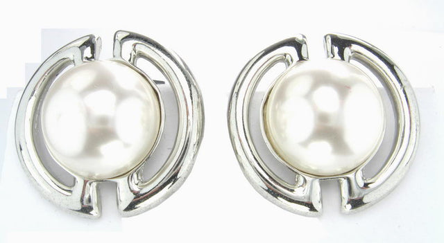 Elegant cream pearl earrings from Smartfox NZ, perfect for elevating any outfit with timeless sophistication.