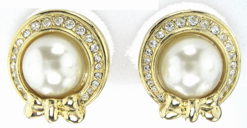 Elegant rhodium-plated gold earrings featuring lustrous cream pearls, perfect for any occasion.