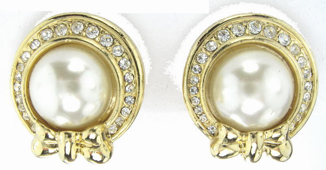 Elegant rhodium-plated gold earrings featuring lustrous cream pearls, perfect for any occasion.