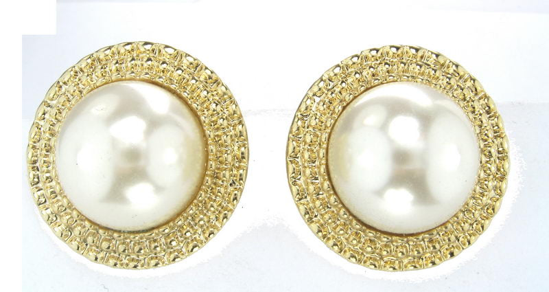 Elegant gold and white pearl earrings, perfect for any occasion, featuring a lightweight design for comfortable wear.