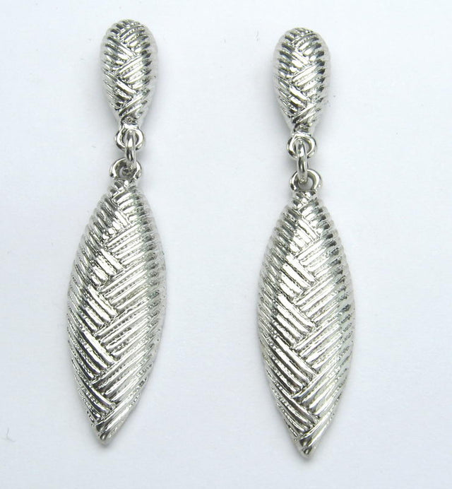 Stylish Rd earrings with a contemporary design, perfect for elevating any outfit with elegance and comfort.