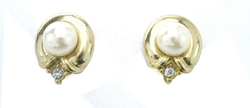 Elegant gold earrings featuring creamy pearls, rhodium plating, perfect for any occasion or as a thoughtful gift.