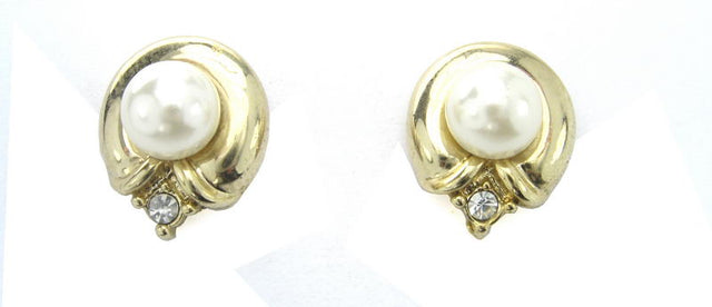 Elegant gold earrings featuring creamy pearls, rhodium plating, perfect for any occasion or as a thoughtful gift.