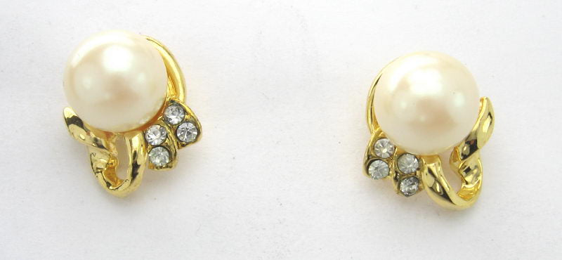 Elegant gold-accented earrings featuring lustrous pearls, perfect for any occasion and ideal for gifting.