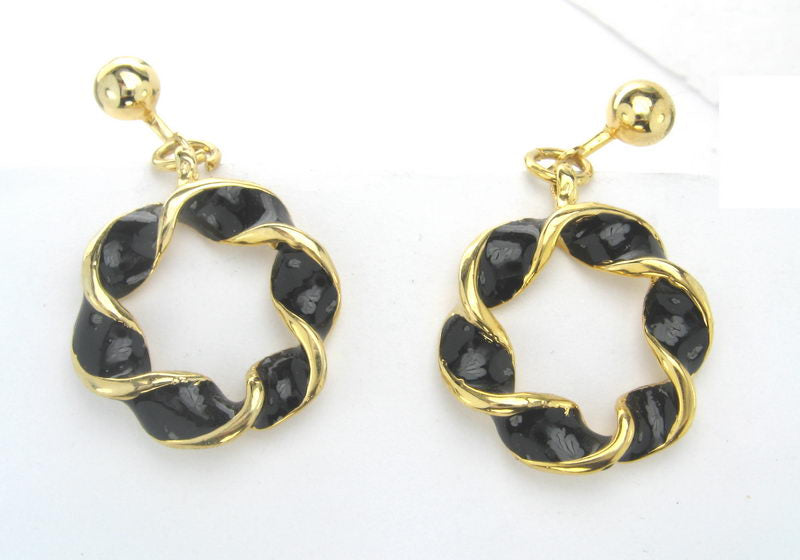 Elegant gold and black enamel earrings, perfect for enhancing any outfit with timeless sophistication and comfort.