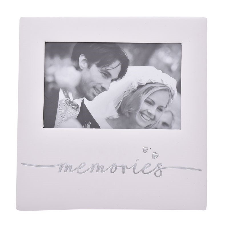 Premium 6 x 4" picture frames in a set of 2, perfect for displaying cherished memories in any décor style.