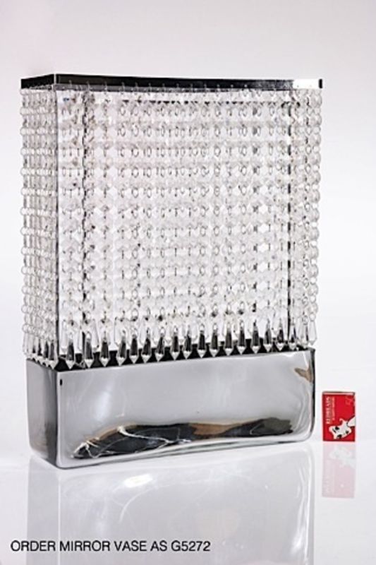 Elegant silver chrome frames with 48 decorative drops, perfect for displaying photos or artwork in style. Set of 2.