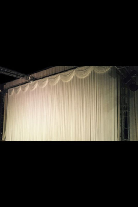 Elegant white scallop backdrop for events, made of polyester interlock, measuring 8x4mH, easy to install and perfect for photos.