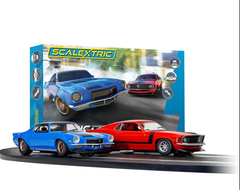 Scalextric American Street Race Duel set featuring a Camaro and Mustang on a 532 cm track with ramps and crossroads.