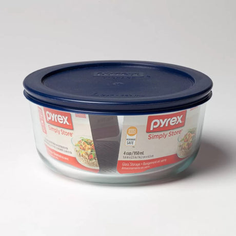 Round Pyrex bowl with lid, 950ml capacity, made of durable glass for food storage and meal prep, microwave and dishwasher safe.