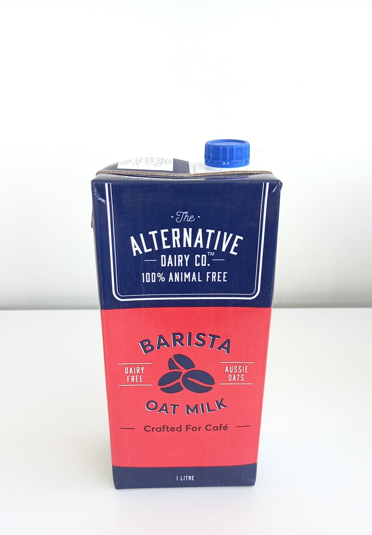 Creamy, gluten-free oat milk in a 1-liter pack, perfect for lattes and smoothies, ideal for dairy alternatives.